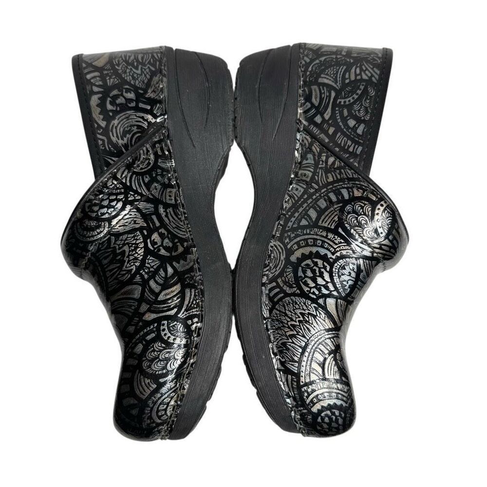 Women's Black Patterned Clogs - image 6